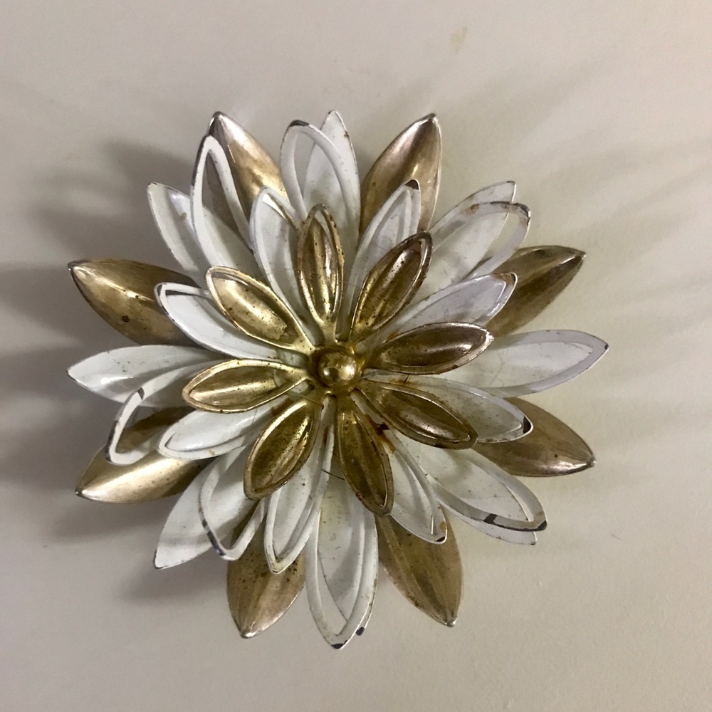 Sarah Coy Stamped Gold & White Flower Brouch